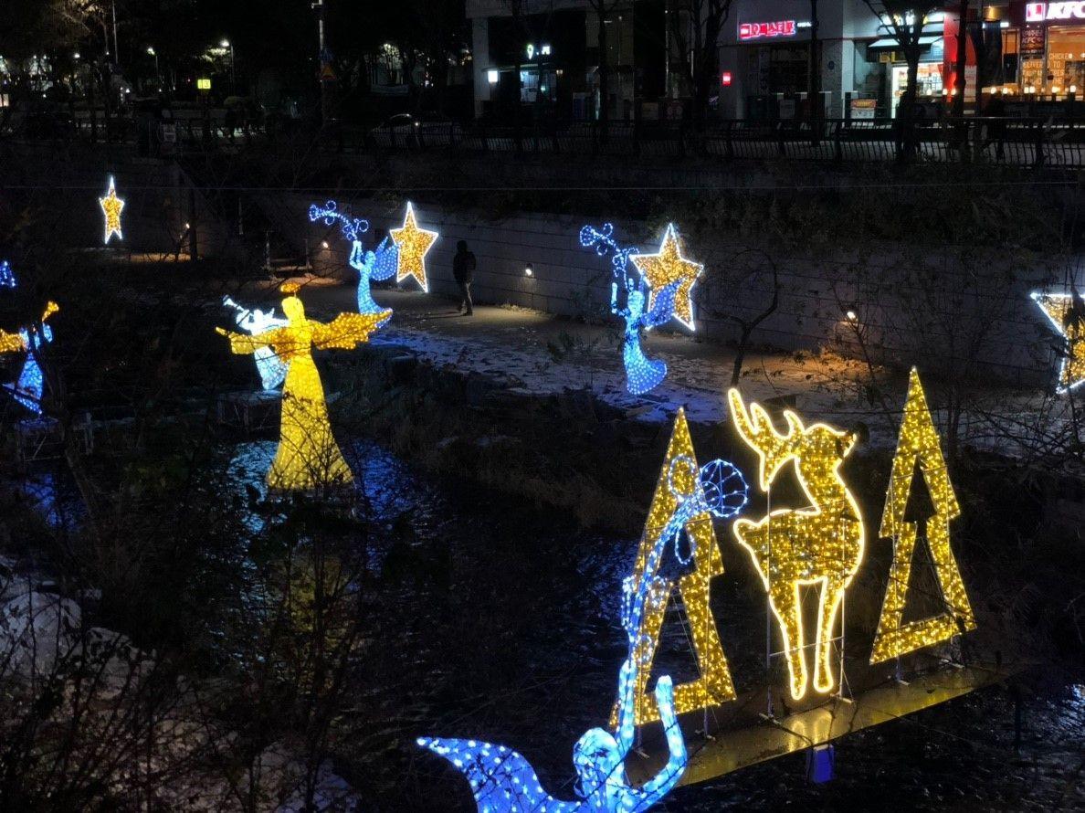 2025, christmas, lights, festival, beautiful, romantic, holiday, happy new year, 2025, lanterns, angels, heart, stream, cheonggyecheon, seoul, korea, jonggak